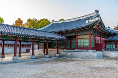 Kore 'nin Seul şehrindeki Gyeongbokgung Sarayı' nın gün batımı manzarası