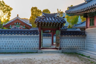 Kore 'nin Seul şehrindeki Gyeongbokgung Sarayı' nın gün batımı manzarası