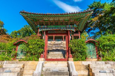 Buyongji Gölü 'ndeki geleneksel bina. Kore Cumhuriyeti' nin Seul şehrindeki Changdeokgung Sarayı 'nın gizli bahçesi.