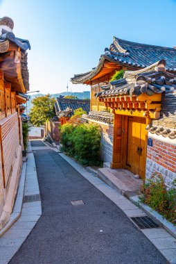 Namsan Kulesi, Kore 'nin Seul şehrindeki Bukchon Hanok köyünden görüldü.