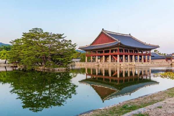Kore Cumhuriyeti, Seul 'deki Gyeongbokgung Sarayı' ndaki Gyeonghoeru pavyonunun gün batımı manzarası. Tabelada 