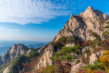 Kore 'nin Seul yakınlarındaki Bukhansan Milli Parkı' nın zirveleri.