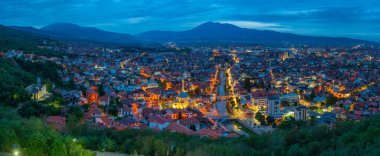 Kosov 'daki Prizren şehrinin gece manzarası