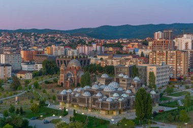 Kosova Ulusal Kütüphanesi ve Kosova 'nın Prishtina kentinde tamamlanmamış Sırp Ortodoks İsa Kilisesi