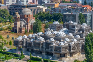 Kosova Ulusal Kütüphanesi ve Kosova 'nın Prishtina kentinde tamamlanmamış Sırp Ortodoks İsa Kilisesi