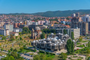 Kosova Ulusal Kütüphanesi ve Kosova 'nın Prishtina kentinde tamamlanmamış Sırp Ortodoks İsa Kilisesi