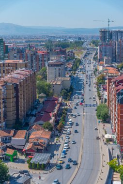 Kosova 'nın Prishtina kentindeki Bill Clinton bulvarının hava manzarası