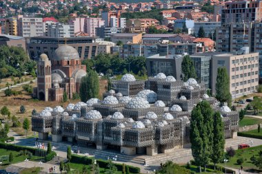 Kosova Ulusal Kütüphanesi ve Kosova 'nın Prishtina kentinde tamamlanmamış Sırp Ortodoks İsa Kilisesi