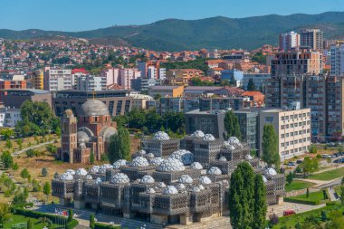 Kosova Ulusal Kütüphanesi ve Kosova 'nın Prishtina kentinde tamamlanmamış Sırp Ortodoks İsa Kilisesi