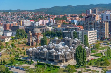 Kosova Ulusal Kütüphanesi ve Kosova 'nın Prishtina kentinde tamamlanmamış Sırp Ortodoks İsa Kilisesi