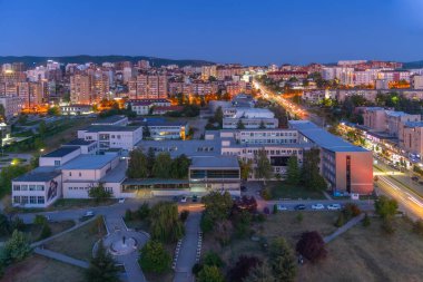 Kosova 'nın Prishtina kentindeki Prishtina Üniversitesi' nin günbatımı