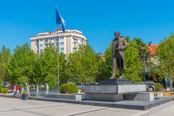 Statue Ibrahim Rugova Prishtina Kosovo — Stock Photo, Image