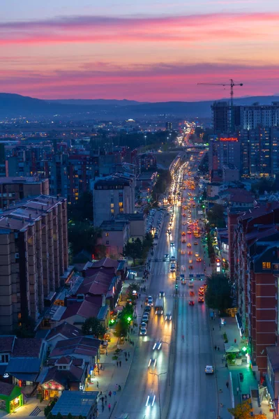 コソボのプリシュティナにあるビル クリントン通りの夕景 — ストック写真