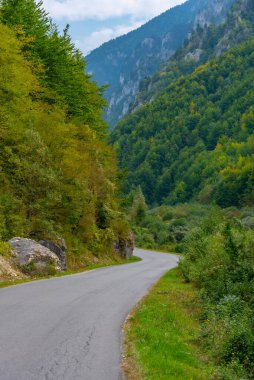 Kosova 'daki Rugova vadisinden geçen yol