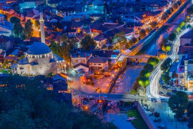 Kosova 'nın Prizren kentindeki Sinan Paşa camiinin gece manzarası