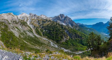 Arnavutlardaki Valbona Vadisi 'nin havadan görünüşü