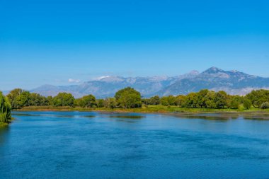Arnavutluk 'taki Buna nehrine yansıyan dağlar