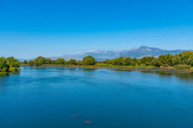 Arnavutluk 'taki Buna nehrine yansıyan dağlar