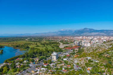 Arnavutluk 'taki Rozafa şatosundan Shkoder' in hava manzarası