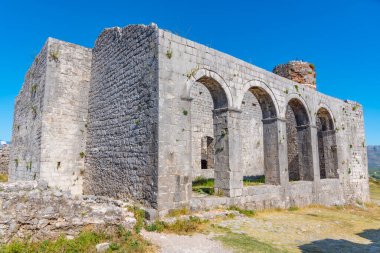 Shkoder 'deki Rozafa kalesinin içindeki Aziz Stephan katedrali.