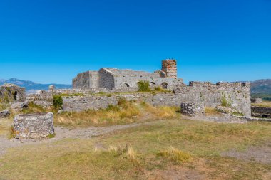 Shkoder 'deki Rozafa kalesinin içindeki Aziz Stephan katedrali.