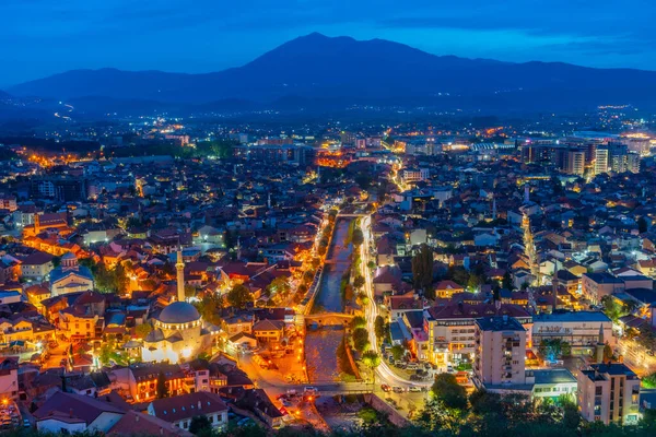 コソボのプリズレン市の夜景 — ストック写真