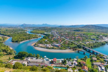 Arnavutluk 'un Shkoder kentindeki Drin nehrinin hava manzarası