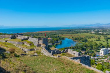 Skadar Gölü Arnavutluk 'taki Rozafa kalesinin surlarının arkasında görülüyor