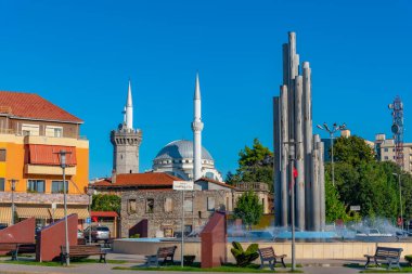 Arnavutluk 'un Şkoder kentinde Demokrasi meydanının arkasına bakan Ebu Bekr camii görülüyor