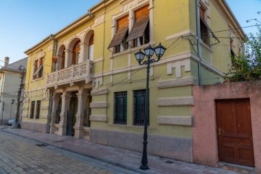 Arnavutluk 'un eski Shkoder kentinin dar sokakları gün batımında