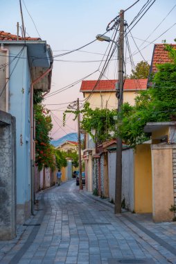 Arnavutluk 'un eski Shkoder kentinin dar sokakları gün batımında