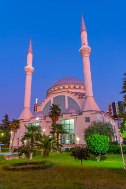 Arnavutluk 'un Şkoder kentindeki Ebu Bekr camisinin gün batımı manzarası