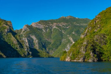 Arnavutluk 'taki Koman Gölü' nün güzel manzarası