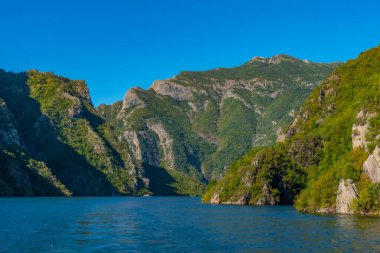 Arnavutluk 'taki Koman Gölü' nün güzel manzarası
