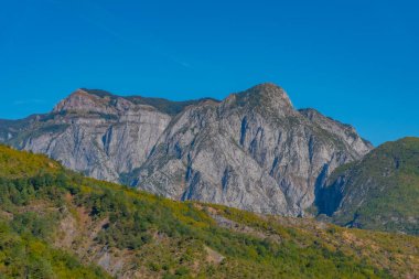 Arnavutluk 'taki Koman Gölü' nden görülen lanetli dağlar