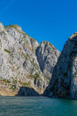 Arnavutluk 'taki Koman Gölü' nün güzel manzarası