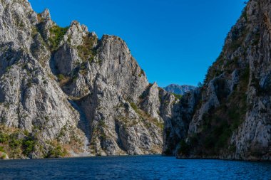 Arnavutluk 'taki Koman Gölü' nün güzel manzarası
