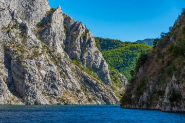 Arnavutluk 'taki Koman Gölü' nün güzel manzarası