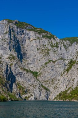 Arnavutluk 'taki Koman Gölü' nün güzel manzarası