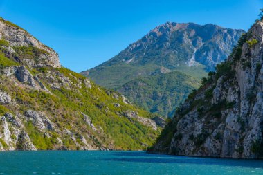 Arnavutluk 'taki Koman Gölü' nün güzel manzarası
