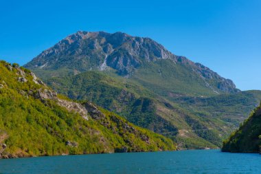 Arnavutluk 'taki Koman Gölü' nün güzel manzarası