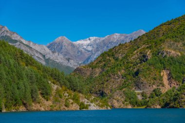 Arnavutluk 'taki Koman Gölü' nün güzel manzarası