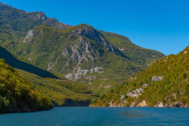 Arnavutluk 'taki Koman Gölü' nün güzel manzarası