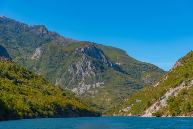 Arnavutluk 'taki Koman Gölü' nün güzel manzarası