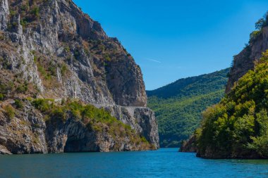 Arnavutluk 'taki Koman Gölü' nün güzel manzarası