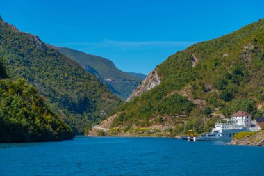 Arnavutluk 'taki Koman Gölü' nün güzel manzarası