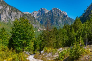 Arnavutluk 'taki Valbona vadisinin muhteşem manzarası