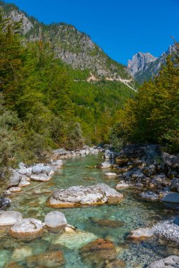 Valbona nehri Arnavutluk 'un görkemli doğasıyla çevrili