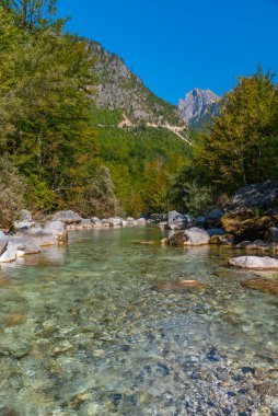 Valbona nehri Arnavutluk 'un görkemli doğasıyla çevrili