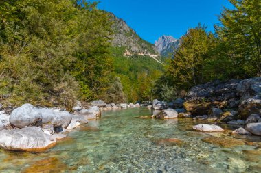 Valbona nehri Arnavutluk 'un görkemli doğasıyla çevrili
